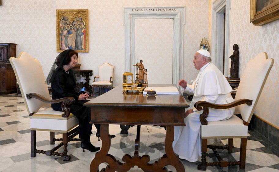 Η Σιλιάνοφσκα συνεχίζει να προκαλεί: Ευχαρίστησε τον Πάπα «εκ μέρους των Μακεδόνων»