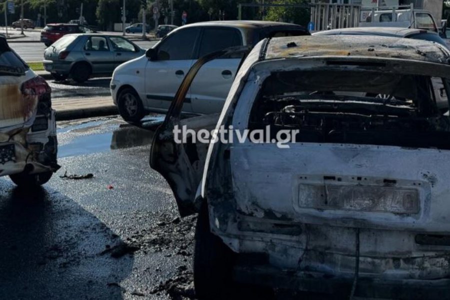 Θεσσαλονίκη: Στις φλόγες αυτοκίνητο έξω από εμπορικό κέντρο – Επεκτάθηκε και σε άλλα ΙΧ - ΒΙΝΤΕΟ
