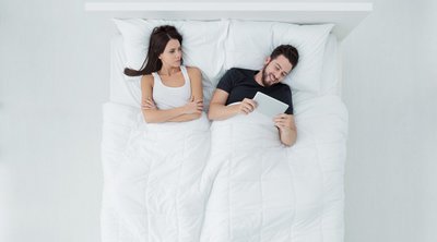 Ποια είναι η κοινή συνήθεια πριν από τον ύπνο που σκοτώνει τη σχέση