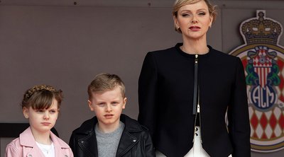 Η πριγκίπισσα Charlene του Μονακό λάμπει στην αγκαλιά των παιδιών της