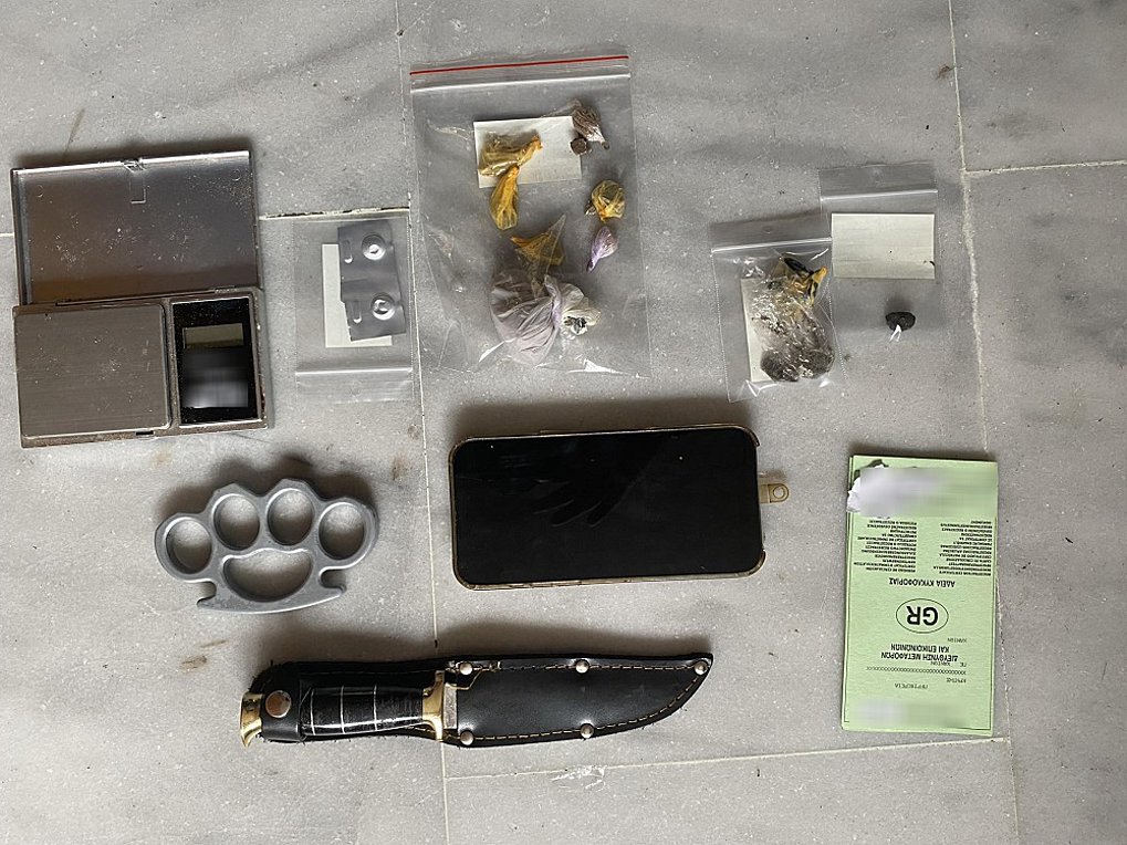 Τον έπιασαν με ηρωίνη, χασίς και σιδερογροθιά