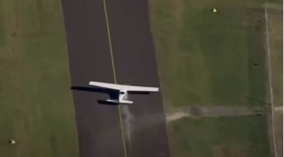 Τρόμος στον αέρα: Μικρό αεροπλάνο «γλείφει» τις στέγες σπιτιών και προσγειώνεται με την κοιλιά - ΒΙΝΤΕΟ