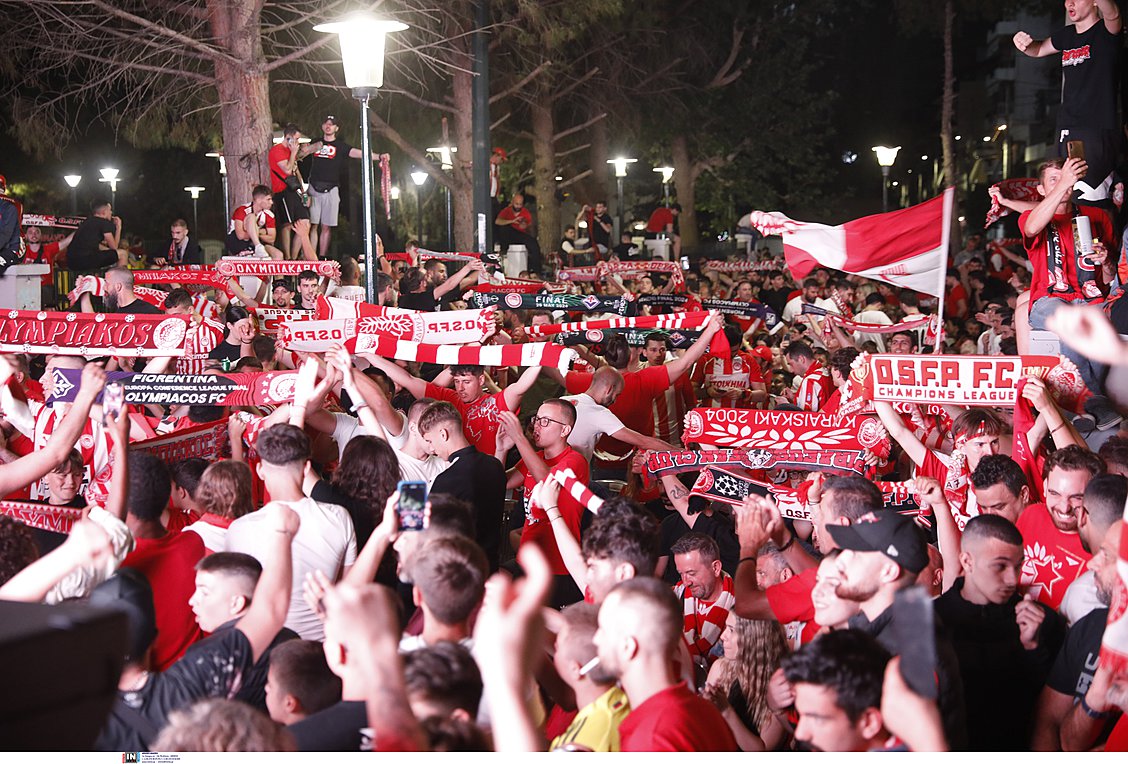 Πειραιάς: Χιλιάδες οπαδοί του Ολυμπιακού στην πλατεία Κοραή – ΕΙΚΟΝΕΣ