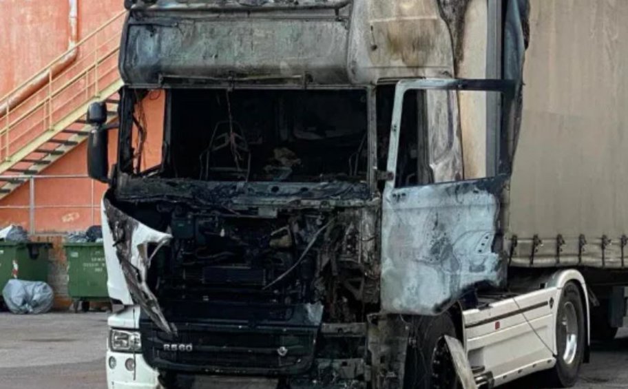 Θεσσαλονίκη: Φωτιά έκανε «στάχτη» φορτηγό μέσα στο οποίο κοιμόταν ο οδηγός