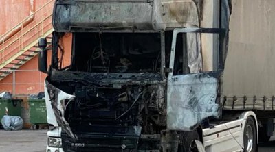 Θεσσαλονίκη: Φωτιά έκανε «στάχτη» φορτηγό μέσα στο οποίο κοιμόταν ο οδηγός