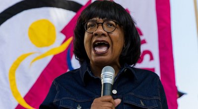 Βρετανία: Απαγορεύθηκε στην πρώτη μαύρη γυναίκα βουλευτή να είναι υποψήφια με το Εργατικό Κόμμα
