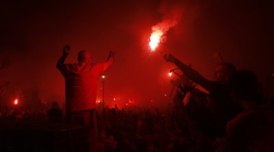 Ολυμπιακός: «Καίγεται» ο Πειραιάς μετά την ιστορική κατάκτηση του Conference League - ΒΙΝΤΕΟ 
