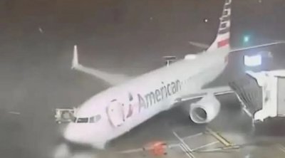 ΒΙΝΤΕΟ: Ισχυροί άνεμοι παρασύρουν αεροσκάφος 90 τόνων σταθμευμένο σε αεροδρόμιο