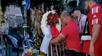 Μιχάλης Κατσούρης: Φίλαθλοι του Ολυμπιακού κατέθεσαν στεφάνι στο σημείο της δολοφονίας του - ΒΙΝΤΕΟ