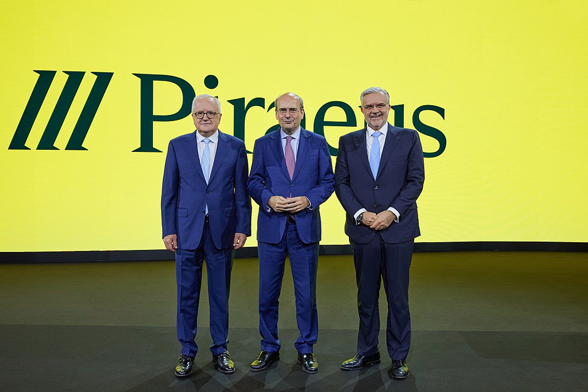 Από αριστερά: ο Πρόεδρος της Πειραιώς κ. Γιώργος Χαντζηνικολάου, ο Υπουργός Εθνικής Οικονομίας και Οικονομικών Κωστής Χατζηδάκης και ο Διευθύνων Σύμβουλος της Πειραιώς κ. Χρήστος Μεγάλου
