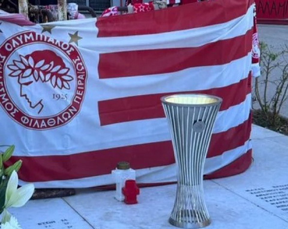 Ολυμπιακός: Το τρόπαιο του Conference στο μνημείο της «Θύρας 7»