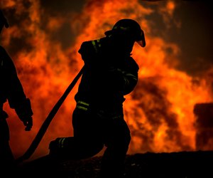 Συλλήψεις για πυρκαγιές σε Σαλαμίνα, Ραφήνα και Πόρο

