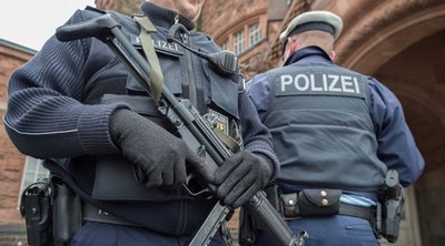 Γερμανία: Άγρια επίθεση με μαχαίρι εναντίον πολιτικού σε ζωντανή σύνδεση - BINTEO