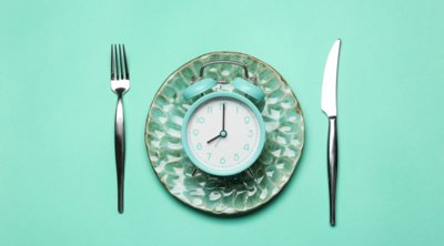 Ποια είναι η καλύτερη ώρα για να φάτε το βραδινό, σύμφωνα με τους ειδικούς