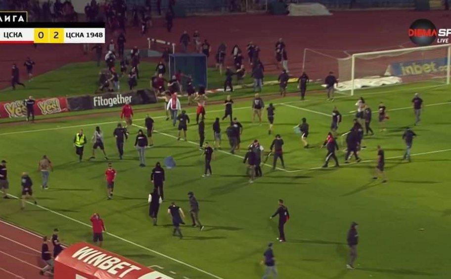 Επεισόδια σε ποδοσφαιρικό αγώνα στη Βουλγαρία: Οπαδοί εισέβαλαν με ρόπαλα στο γήπεδο - Βίντεο