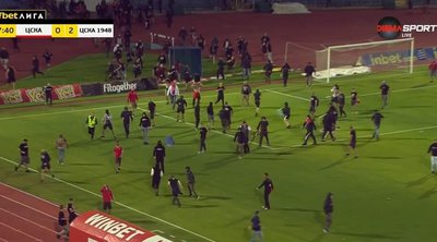 Επεισόδια σε ποδοσφαιρικό αγώνα στη Βουλγαρία: Οπαδοί εισέβαλαν με ρόπαλα στο γήπεδο - Βίντεο