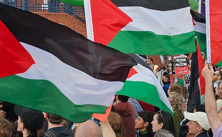 Διαδήλωση στο Hampden Park της Γλασκώβης σε ματς των Εθνικών Ομάδων Γυναικών της Σκωτίας και του Ισραήλ