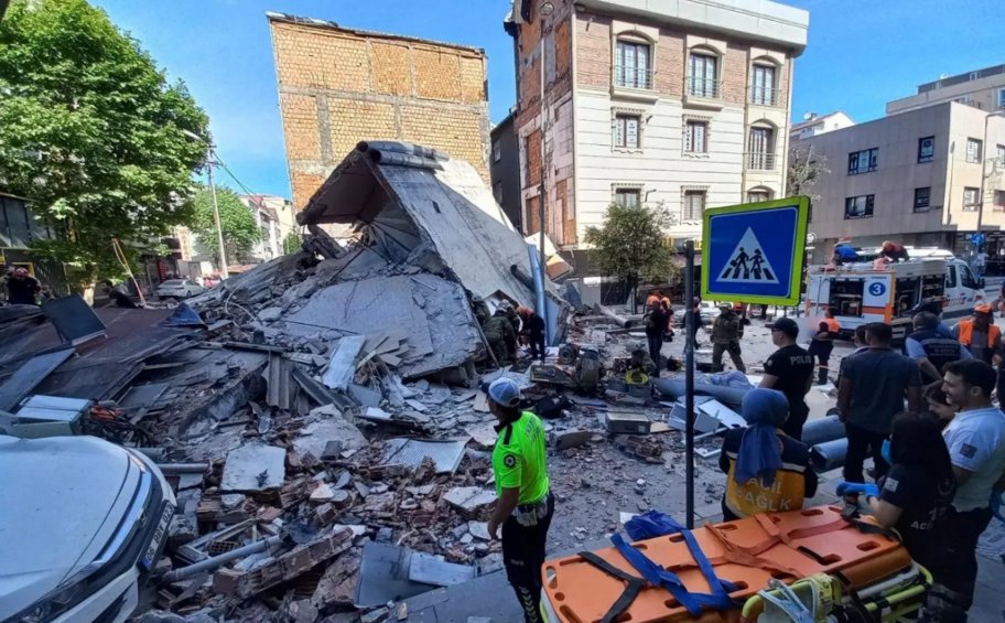 Συναγερμός στην Κωνσταντινούπολη: Κατέρρευσε 4ώροφο κτίριο - Αναφορές για εγκλωβισμένους