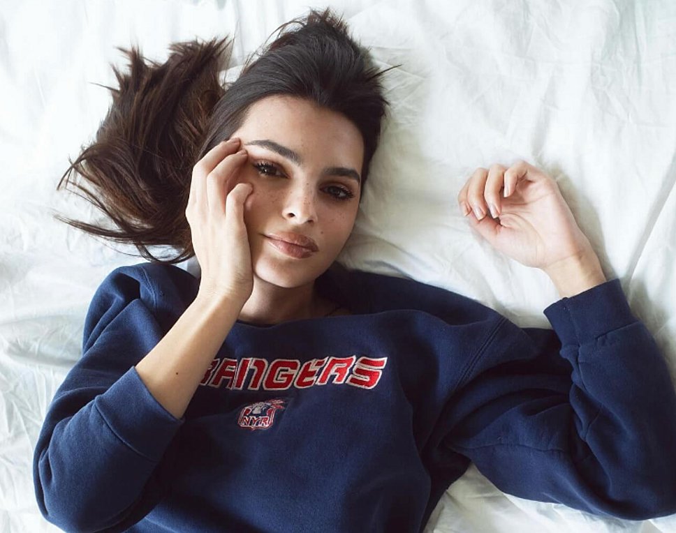 Η Emily Ratajkowski σχολιάζει τη δίκη του Trump με ένα… t-shirt!