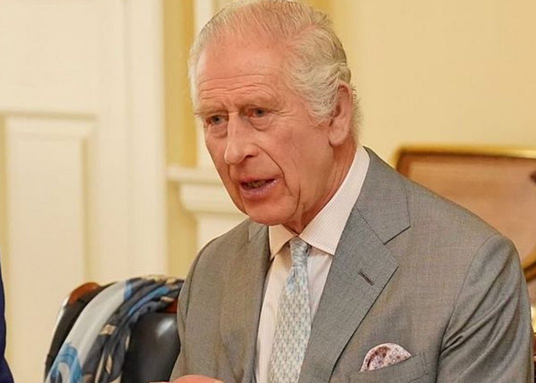Bασιλιάς Κάρολος: «Aπειλεί να διακόψει όλους τους δεσμούς με τον πρίγκιπα Andrew»