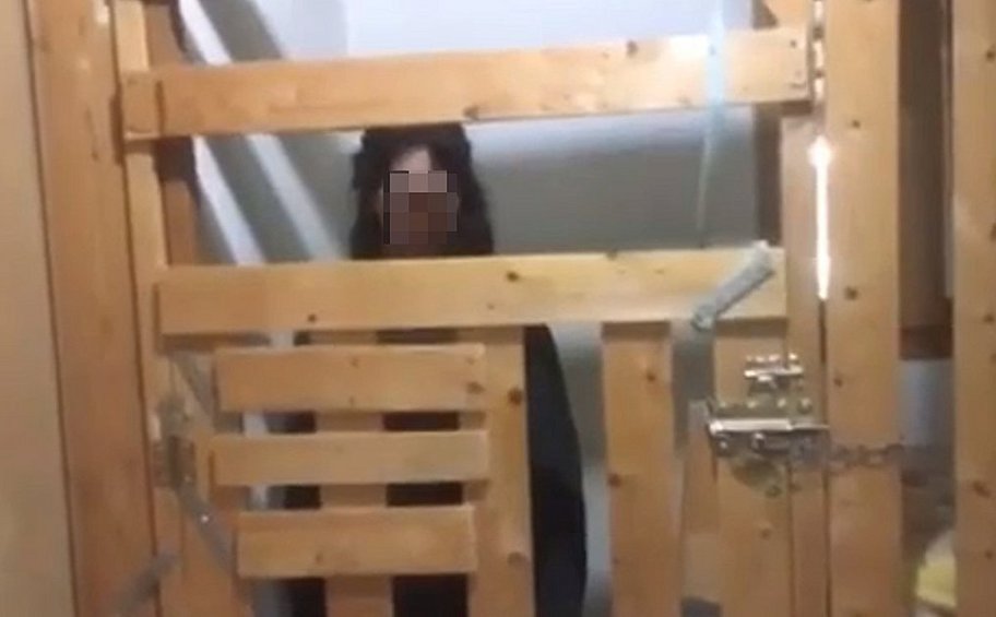 Καλαμάτα: «Θέλω να πάει σε δομή» - Τι λέει η μητέρα της 29χρονη που ζει σε κλουβί 

