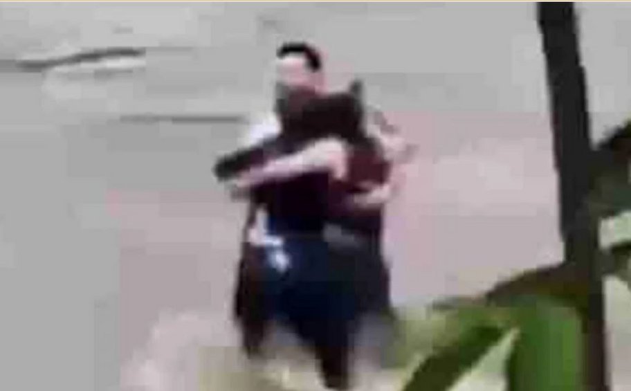 Η τελευταία αγκαλιά τριών φίλων πριν τους παρασύρουν τα νερά ποταμού στην Ιταλία - Συγκλονιστικό βίντεο