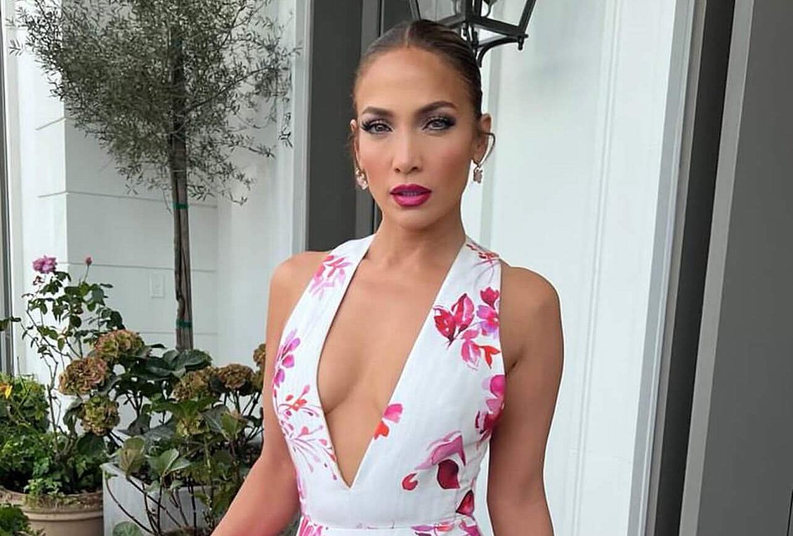 Jennifer Lopez: Το floral outfit της είναι μια «ένεση σεροτονίνης»