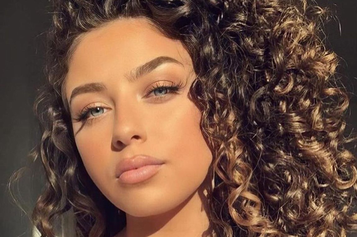 Σγουρά μαλλιά: Η wash ‘n’ go διαδικασία για τέλειες, καλοσχηματισμένες μπούκλες