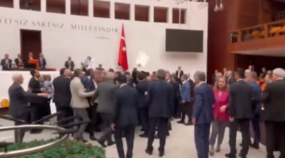 Τουρκία: Στα χέρια ήρθαν βουλευτές της Εθνοσυνέλευσης - ΒΙΝΤΕΟ 