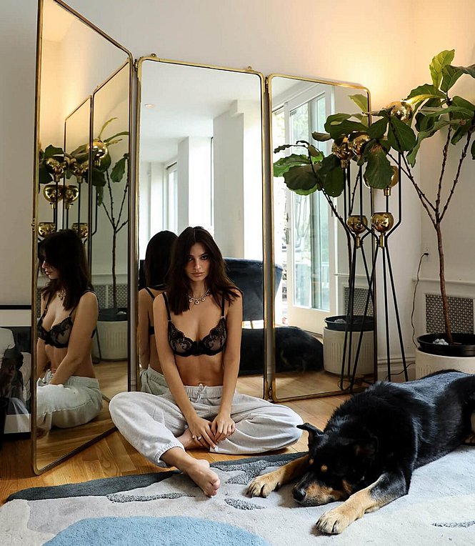 Η Emily Ratajkowski επαναφέρει την πολυσυζητημένη Y2K τάση