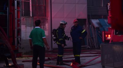 Υπό μερικό έλεγχο η φωτιά σε αποθήκη στην Αθήνα 