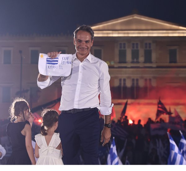 Μητσοτάκης από το Σύνταγμα: «Να είναι όλη η Ελλάδα μπλε»