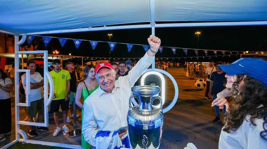 Φωτογραφίες στο photo booth του ΟΠΑΠ μαζί με το τρόπαιο του Euro 2004