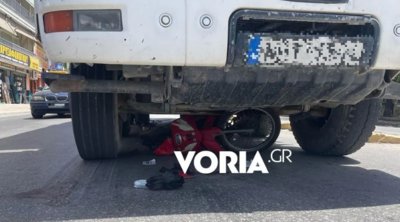 Θεσσαλονίκη: Κατέληξε η 60χρονη το μηχανάκι της οποίας σφήνωσε κάτω από φορτηγό