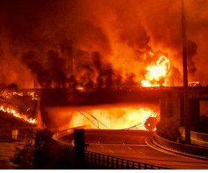 Ανατροπή βυτιοφόρου στην Αθηνών–Κορίνθου: Μεγάλη ζημιά στη γέφυρα - Θα κατεδαφιστεί το πρωί - Βίντεο 