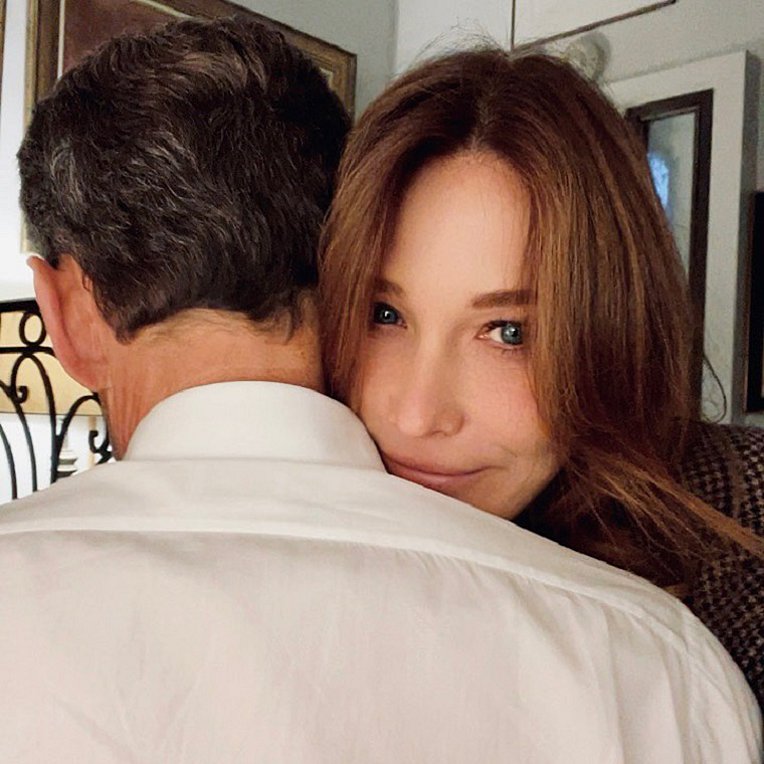 Περήφανοι γονείς οι Carla Bruni και Nicolas Sarkozy Η σημαντική στιγμή της κόρης τους Giulia