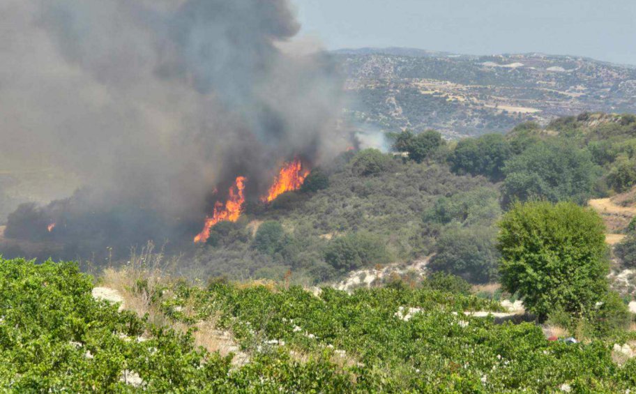 Φωτιά στην Πάφο: Μάχη με συνεχείς αναζωπυρώσεις δίνουν οι πυροσβέστες