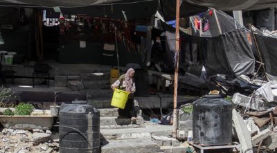 Γάζα: Μια οικογένεια Παλαιστινίων ζει σε μια σκηνή που έχει στήσει πάνω στα ερείπια του σπιτιού της 