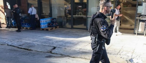 Πειραιάς: Η ανακοίνωση της ΕΛΑΣ για τους πυροβολισμούς με νεκρό και τραυματία μέσα σε σούπερ μάρκετ
