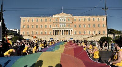 «Ένας νόμος δεν αρκεί»: Πολύχρωμες εικόνες από το Athens Pride 2024