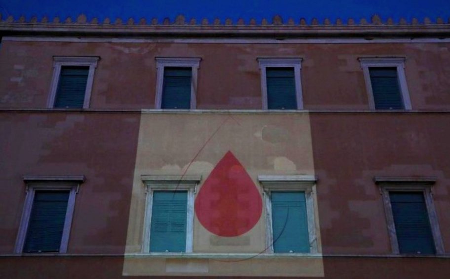 Με μία κόκκινη σταγόνα φωταγωγήθηκε η Βουλή για την Παγκόσμια Ημέρα του Εθελοντή Αιμοδότη