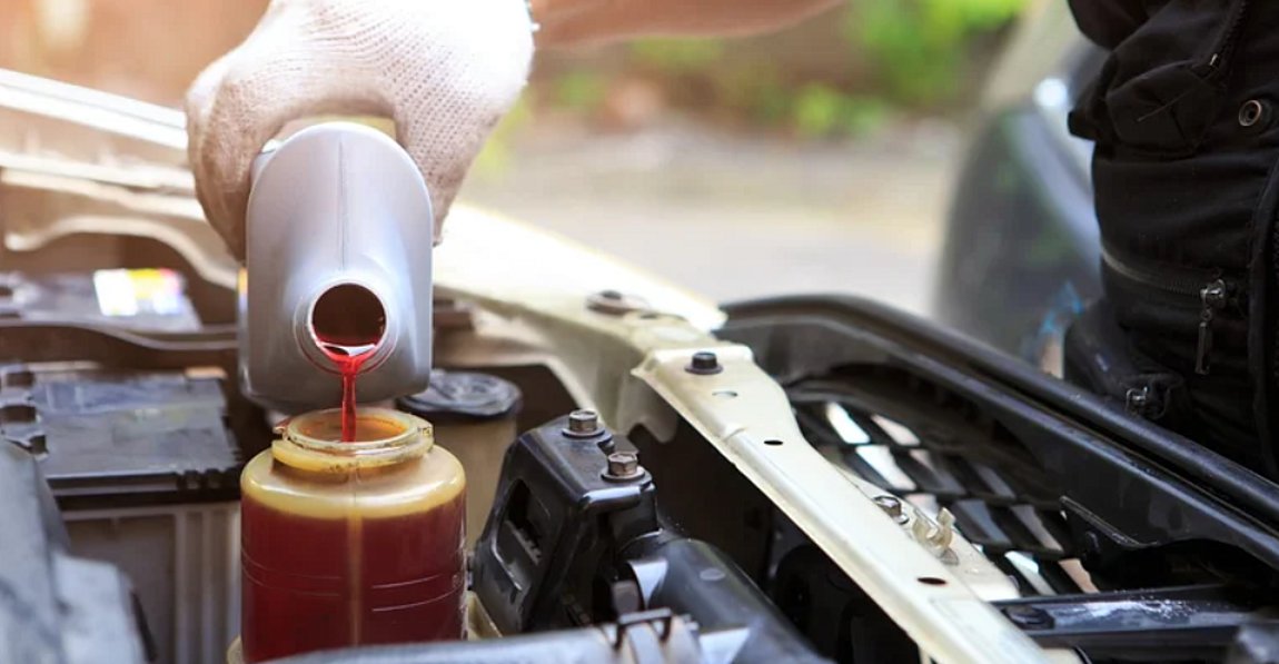 Μπορώ να χρησιμοποιήσω λάδι αυτοκινήτου στη μηχανή;