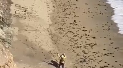 Καλιφόρνια: Σέρφερ έγραψε με πέτρες «βοήθεια» και σώθηκε - Είχε αποκλειστεί σε παραλία - ΒΙΝΤΕΟ
