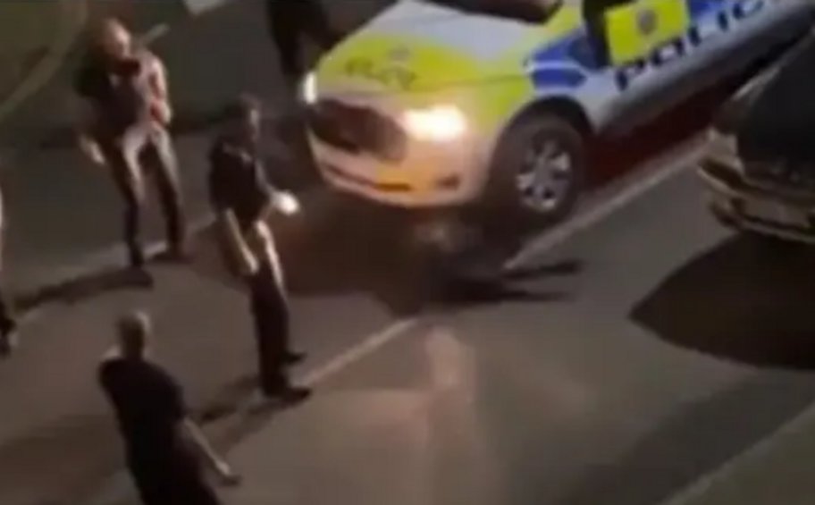 Βρετανία: Αστυνομικός τιμωρήθηκε επειδή έπεσε επάνω σε μια αγελάδα με το υπηρεσιακό όχημά του
