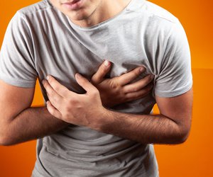 Κάψιμο στο στήθος: 3 σημάδια ότι μπορεί να είναι κάτι πιο σοβαρό από καούρα