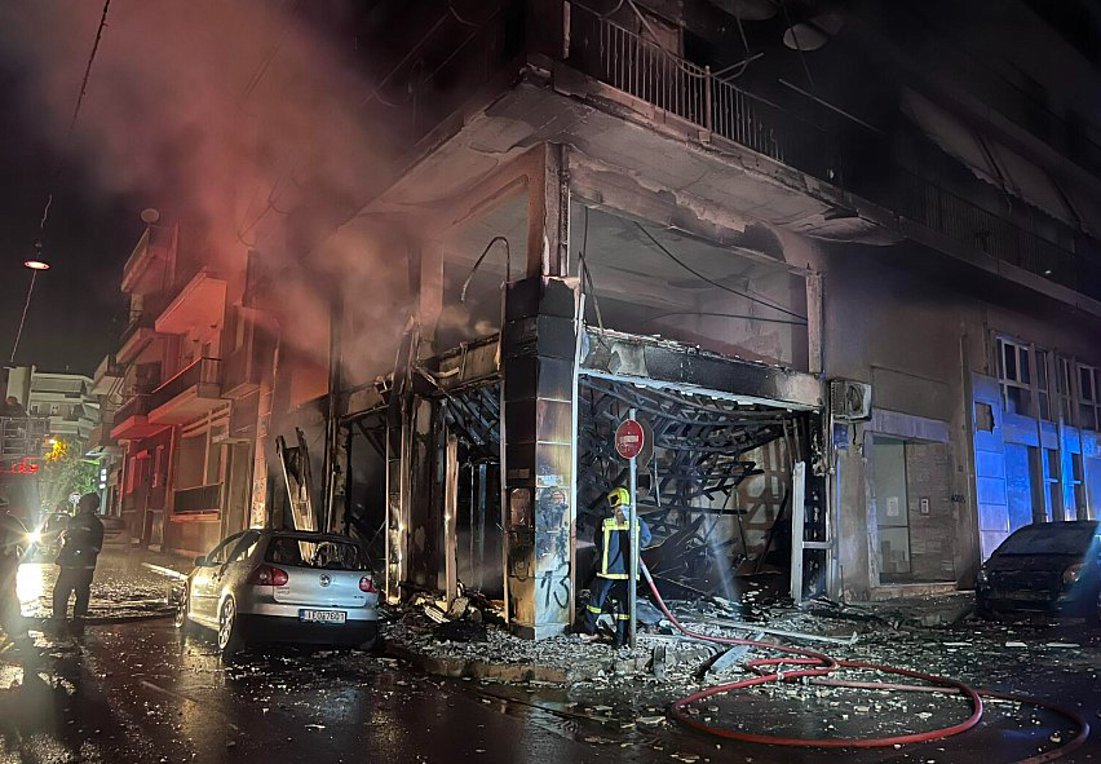 Πατήσια: Στις φλόγες τυλίχθηκε κατάστημα επίπλων – Απεγκλωβίστηκαν 2 γυναίκες