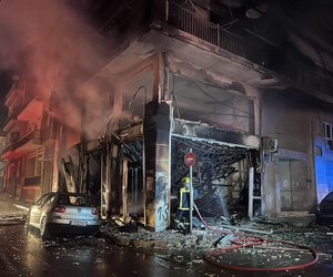 Πατήσια: Στις φλόγες τυλίχθηκε κατάστημα επίπλων - Απεγκλωβίστηκαν 2 γυναίκες