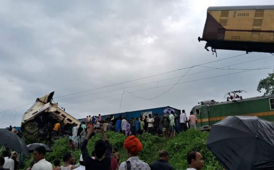 Εικόνες χάους έπειτα από σύγκρουση τρένων στην Ινδία: Τουλάχιστον 5 νεκροί - ΒΙΝΤΕΟ