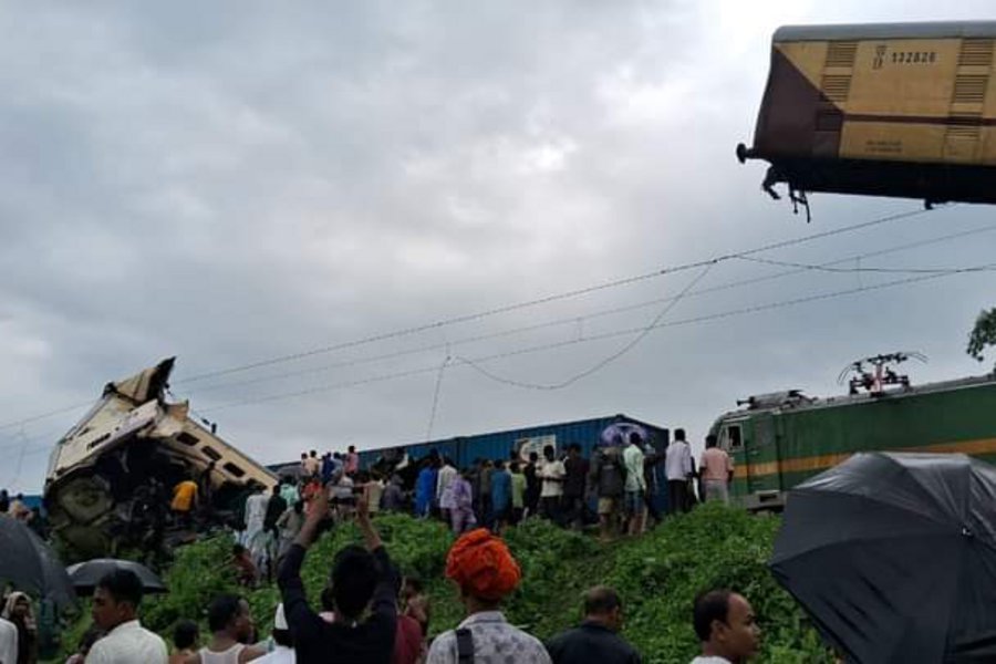 Εικόνες χάους έπειτα από σύγκρουση τρένων στην Ινδία: Τουλάχιστον 5 νεκροί - ΒΙΝΤΕΟ
