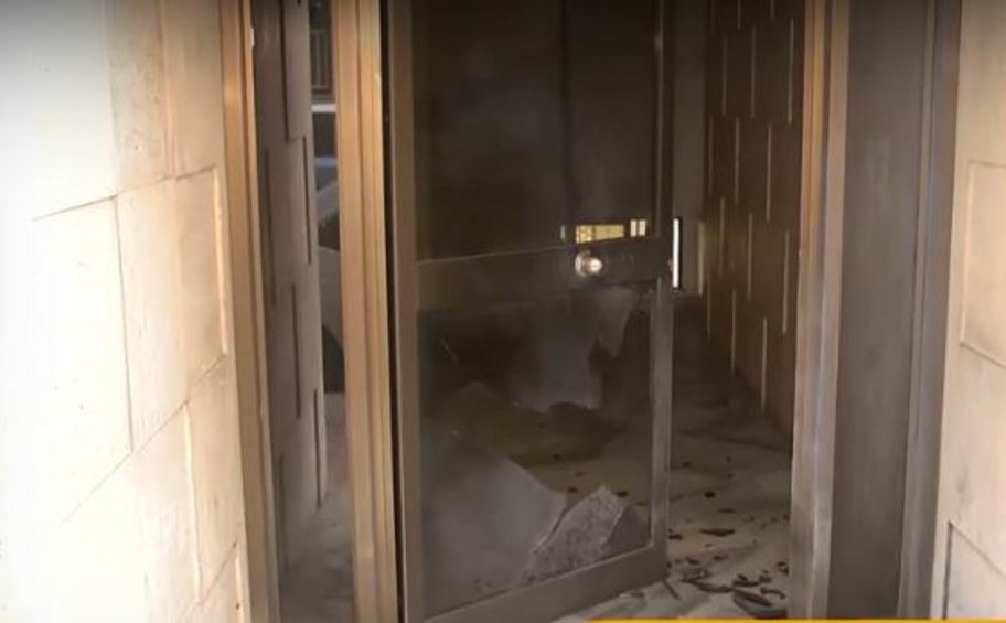 Εκρηκτικός μηχανισμός σε είσοδο πολυκατοικίας στο Παγκράτι – Προκλήθηκαν υλικές ζημιές - BINTEO
